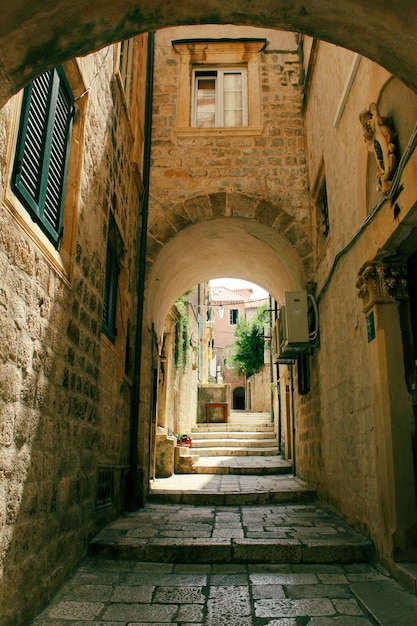 Calle angosta en el casco antiguo de Dubrovnik Croacia ambiente mediterráneo