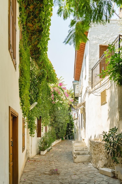 Calle angosta en el casco antiguo de Marmaris Turquía Hermosas y pintorescas casas blancas antiguas con flores