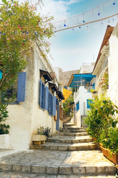 Calle angosta en el casco antiguo de Marmaris Turquía Hermosas y pintorescas casas blancas antiguas con flores