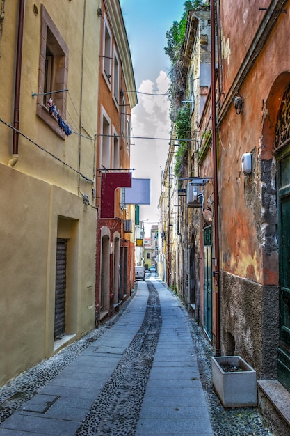 Calle angosta en el casco antiguo de Sassari Italia