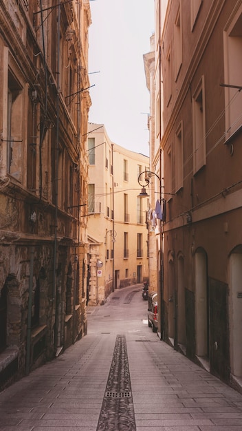 Calle angosta en la ciudad de Cagliari, Italia