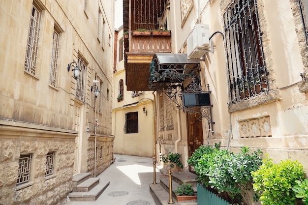 Calle angosta de la ciudad vieja en bakú balcón de madera sobre el pasillo