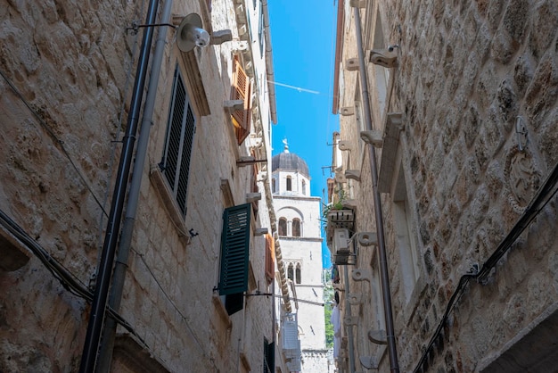 Calle angosta dentro del casco antiguo de Dubrovnik Croacia