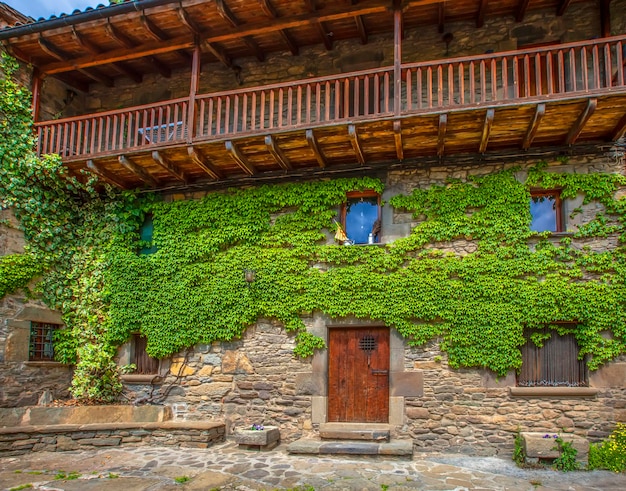 Calle antigua con casas de piedra españa