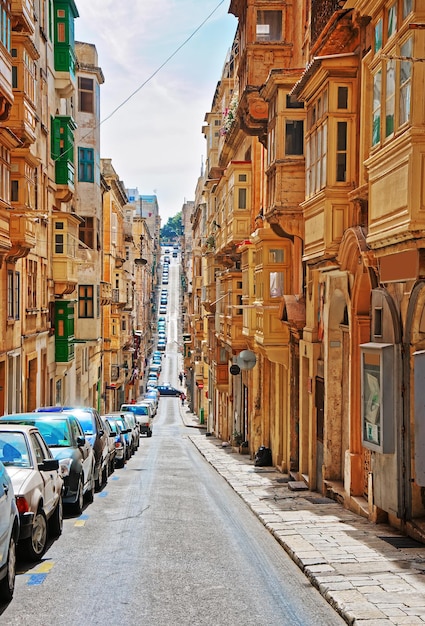 Calle antigua con casas tradicionales en el centro de la ciudad de Valletta, Malta