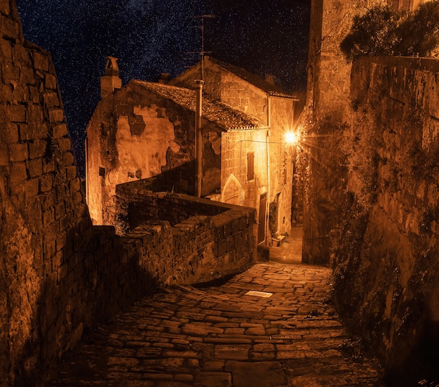 Calle de la antigua ciudad medieval de toba Sorano en la noche - Fondo europeo de viajes