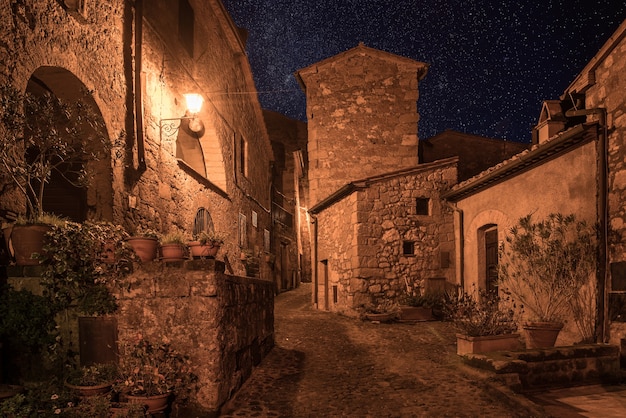 Calle de la antigua ciudad medieval de toba Sorano en la noche - Fondo europeo de viajes