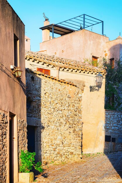 Calle antigua de Erice, isla de Sicilia, Italia