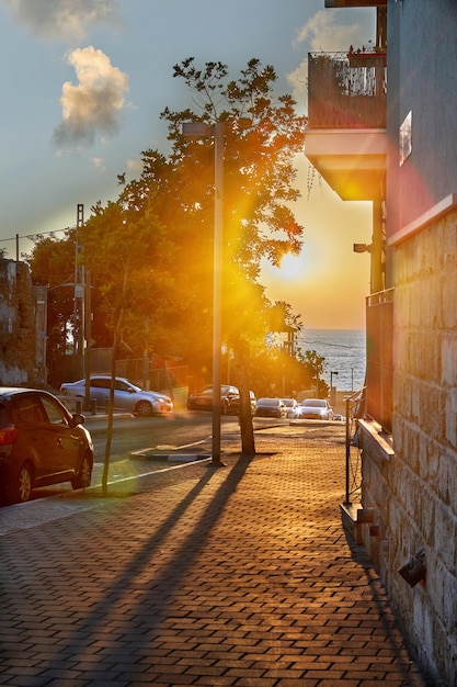 Calle de la antigua Jaffa que conduce al mar al atardecer