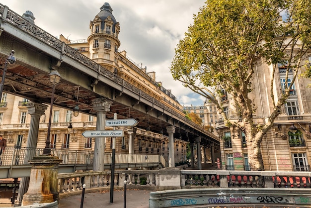 Calle antigua con línea de metro en París