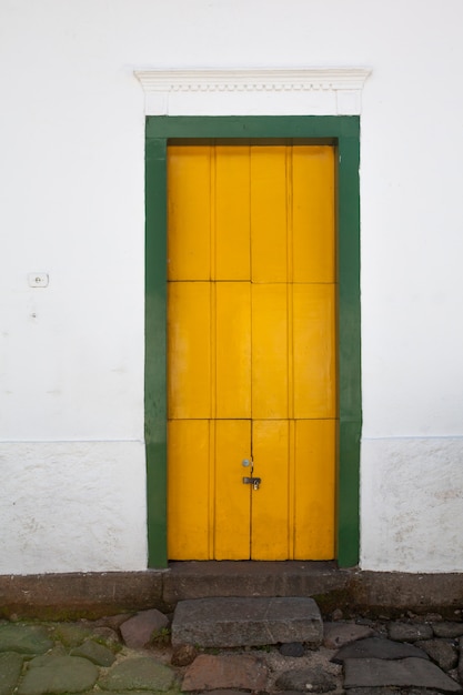 Calle y antiguas casas coloniales portuguesas en el centro histórico de Paraty, estado de Río de Janeiro