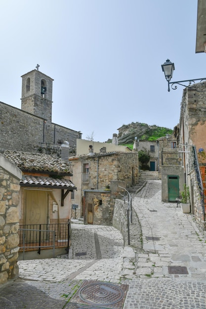 Foto una calle entre las antiguas casas de pietracatella, un pueblo medieval en molise, italia