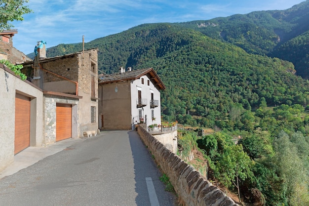 Calle de un antiguo pueblo Exilles cerca de Turín Italia