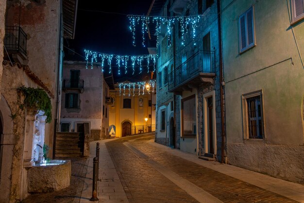 Calle del antiguo pueblo de iluminado para las vacaciones de Navidad