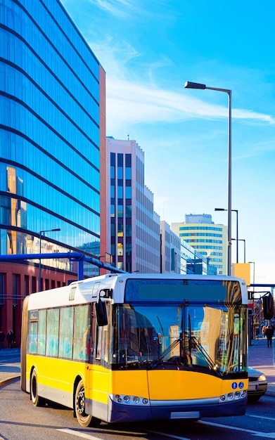 Foto calle con autobús en la carretera y arquitectura moderna en la plaza potsdamer platz en el centro de la ciudad alemana de berlín en alemania. arquitectura del edificio. detalles del exterior.