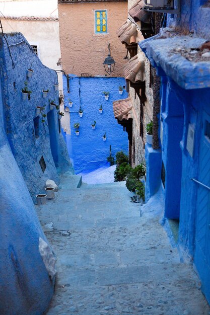 Calle azul y casas en Chefchaouen Marruecos