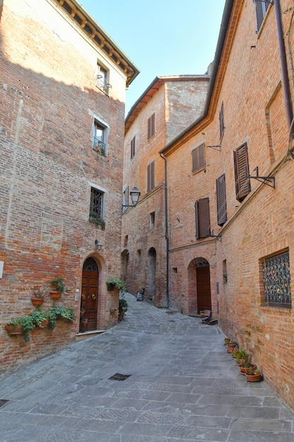 Una calle en el barrio medieval de Torrita di Siena, un pueblo de la Toscana en Italia