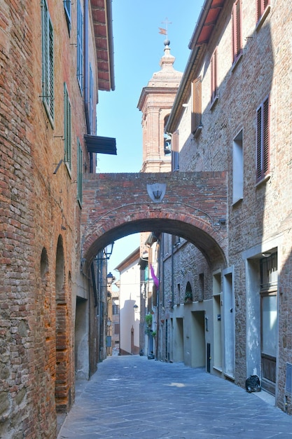 Una calle en el barrio medieval de Torrita di Siena, un pueblo de la Toscana en Italia