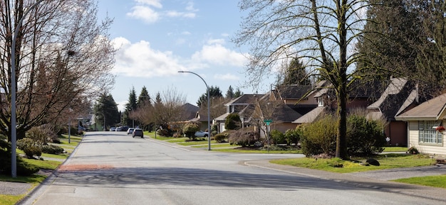 Calle de barrio residencial en los suburbios de la ciudad moderna