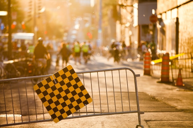 Foto calle bloqueada y valla durante el festival reservada para peatones