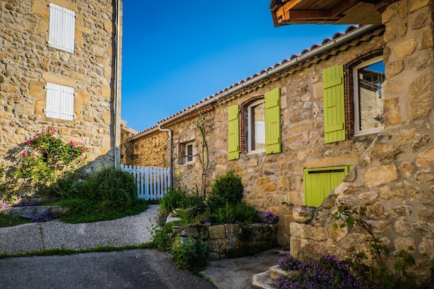 calle de Boucieu Le Roi, con hermosas casas de piedra medievales en Ardeche (Francia)