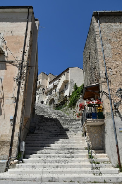 Foto una calle de campo di giove en los abruzos, italia