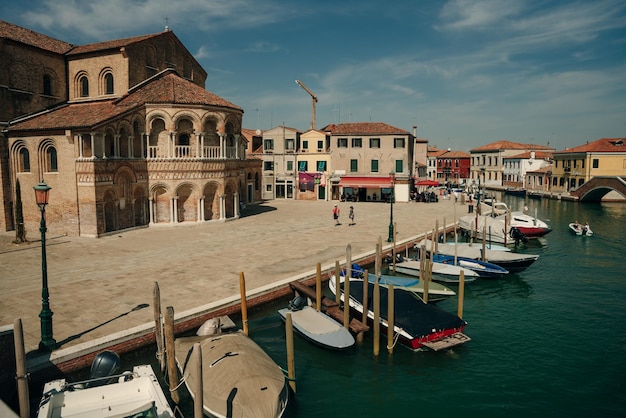 Foto calle canal en la isla de murano venecia, italia, noviembre de 2021