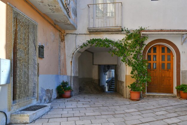 Una calle característica de Civitanova del Sannio, un pueblo medieval en la región de Molise Italia