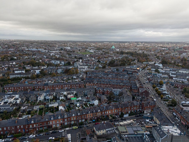 Calle y casa en los suburbios de Dublín Irlanda Vista aérea