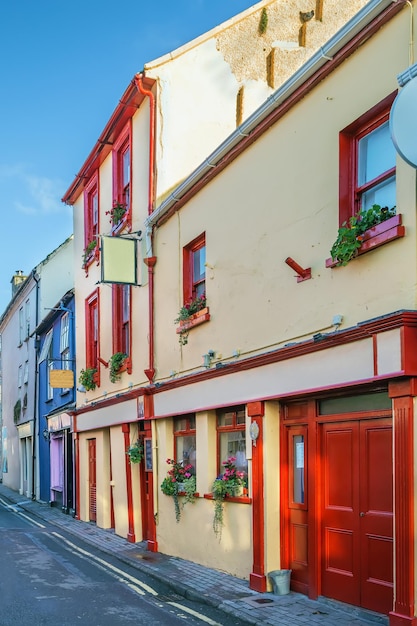 Foto calle con casas de colores brillantes en kinsale, irlanda