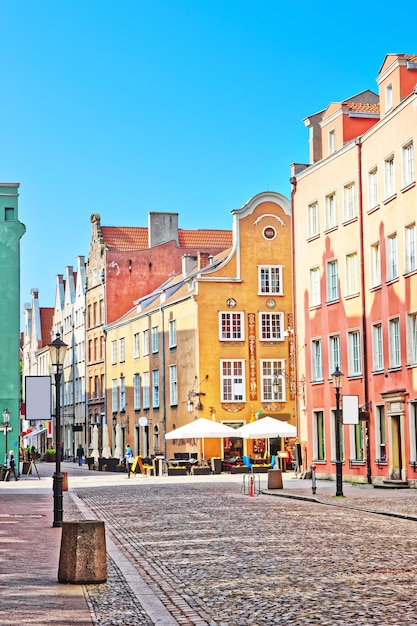 Calle en el casco antiguo de la ciudad de Gdansk, Polonia. gente en el fondo