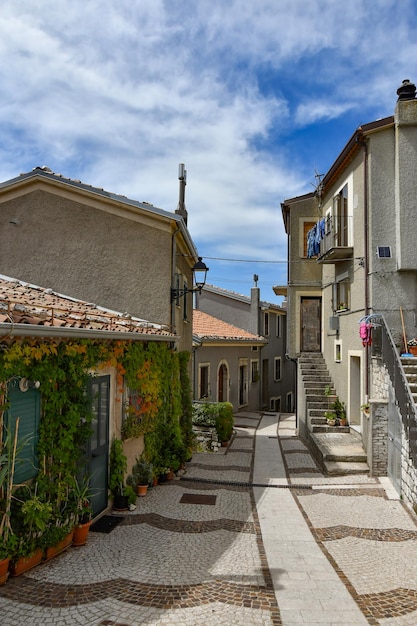 Foto una calle en castelgrande, un pueblo rural en la provincia de potenza en basilicata, italia