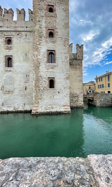 Calle del castillo de Scaligero en Sirmione en el lago de Garda en Italia