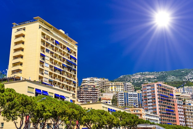 Calle del centro de la ciudad con casas y hoteles La Condamine MonteCarlo Monaco Cote d'Azur Riviera Francesa