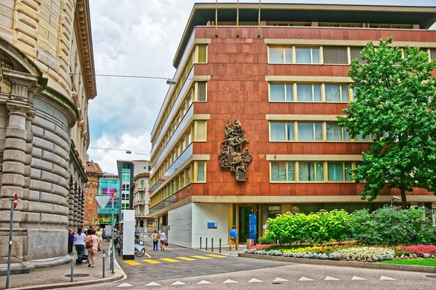 Calle en el centro de la ciudad del lujoso resort Lugano en el cantón de Ticino en Suiza. gente en el fondo