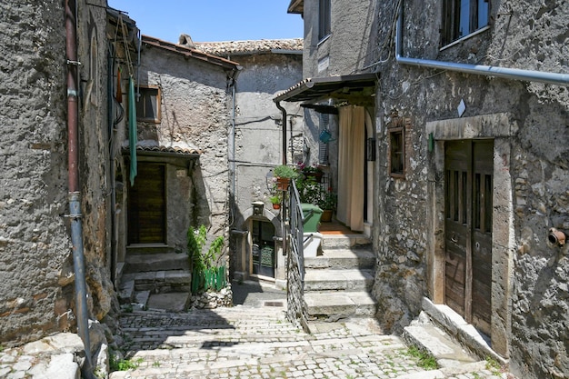 Foto una calle en el centro histórico de carpineto romano, una ciudad medieval en la región de lazio, italia