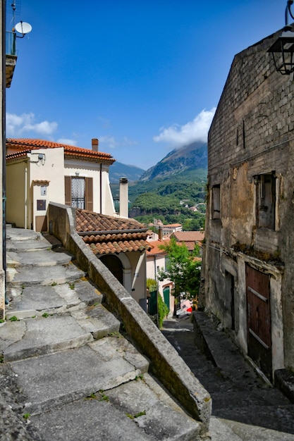 Una calle en el centro histórico de Maratea, una ciudad antigua en la región de Basilicata, Italia