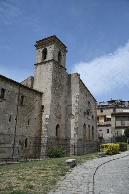 Una calle en el centro histórico de San Giovanni in Fiore, una ciudad medieval en la provincia de Cosenza