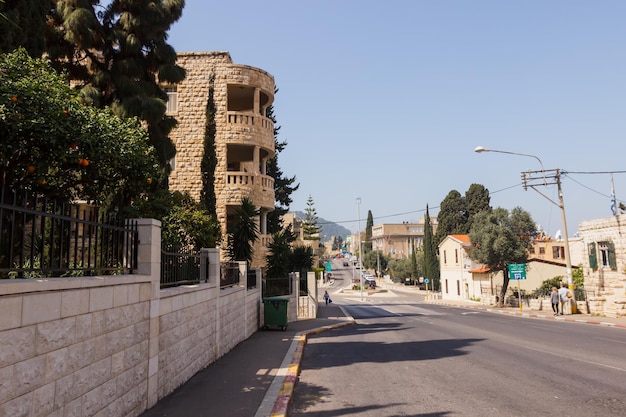 Calle cerca del jardín Bahai