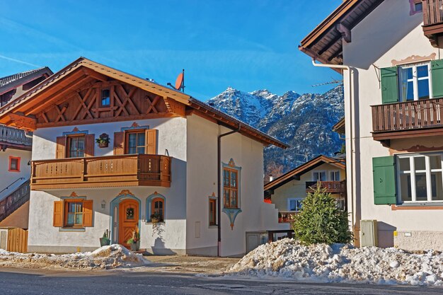 Calle con Chalets y Alpes en el casco antiguo de invierno Garmisch Partenkirchen, Alemania.