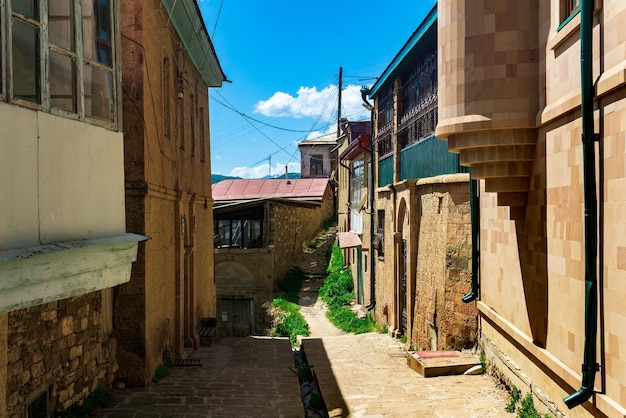 Calle en Chokh, un antiguo pueblo de montaña en Daguestán