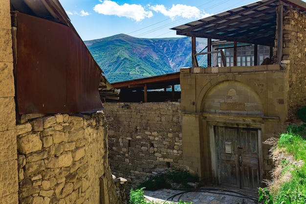 Calle en Chokh, un antiguo pueblo de montaña en Daguestán