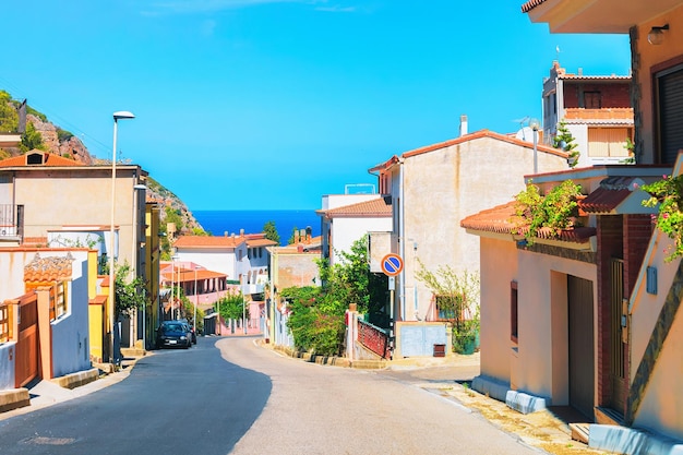 Calle en la ciudad de Buggerru con vistas al mar Mediterráneo, al sur de Cerdeña, Italia