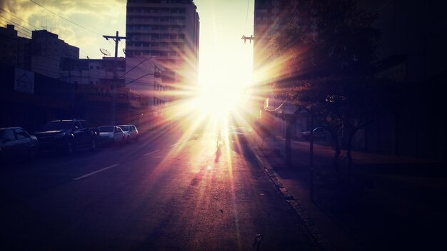 Calle de la ciudad contra el sol brillante