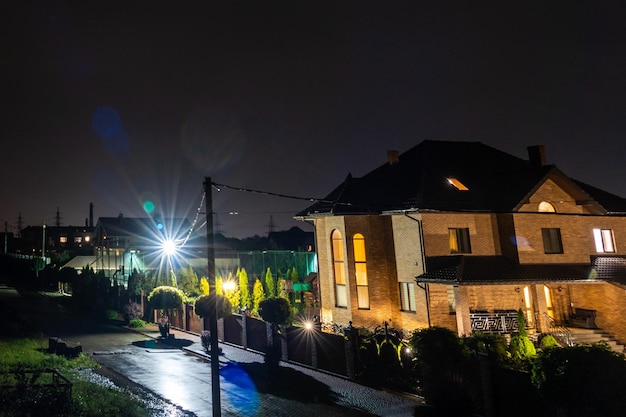 La calle de la ciudad después de la lluvia en la noche.