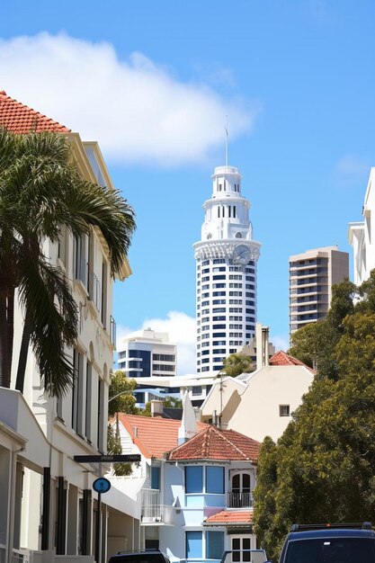 una calle de la ciudad con un edificio que dice San Francisco en él