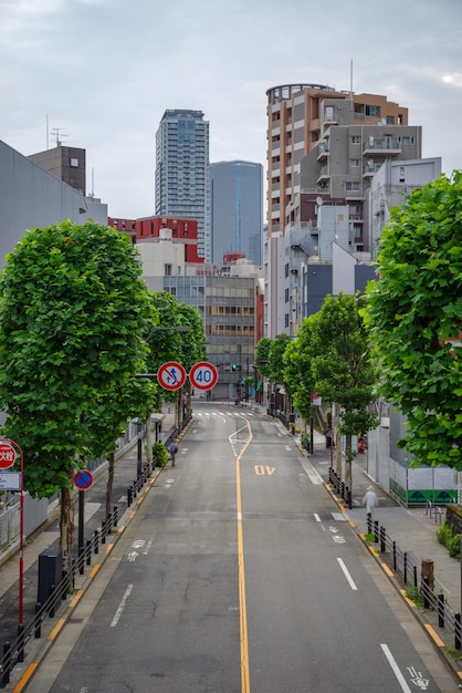 Calle de la ciudad y edificios contra el cielo
