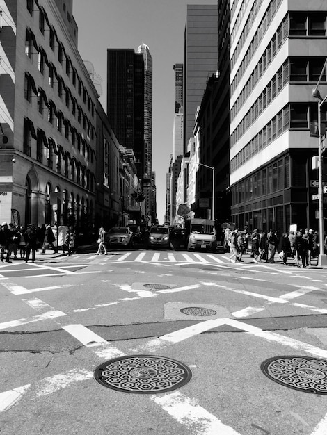 Foto calle de la ciudad con edificios en el fondo