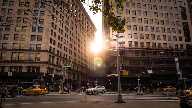 Foto calle de la ciudad con edificios en el fondo