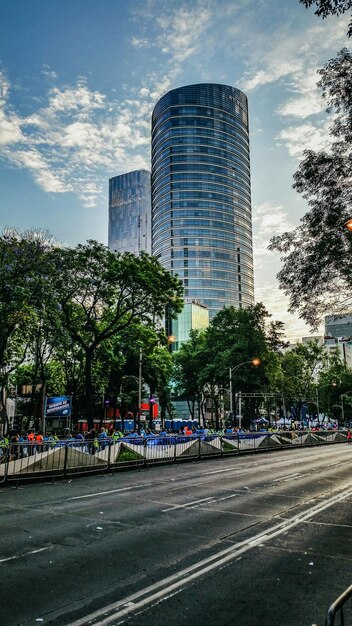 Calle de la ciudad con edificios en el fondo